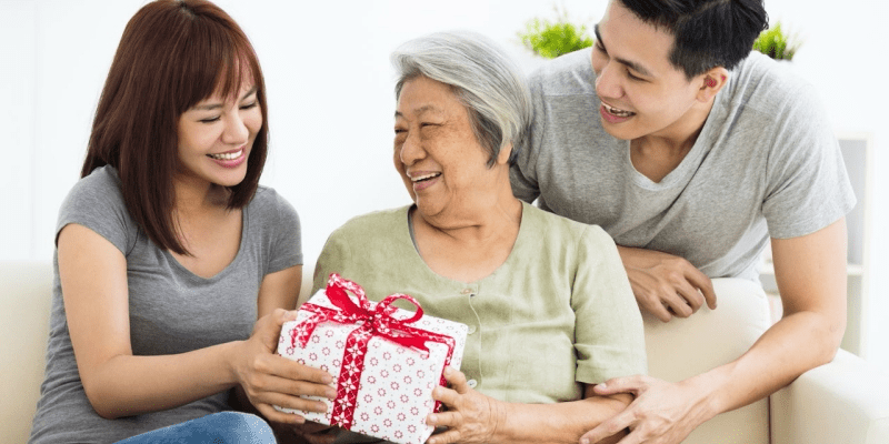 Gợi ý 10 món quà tặng 20 10 cho mẹ chồng