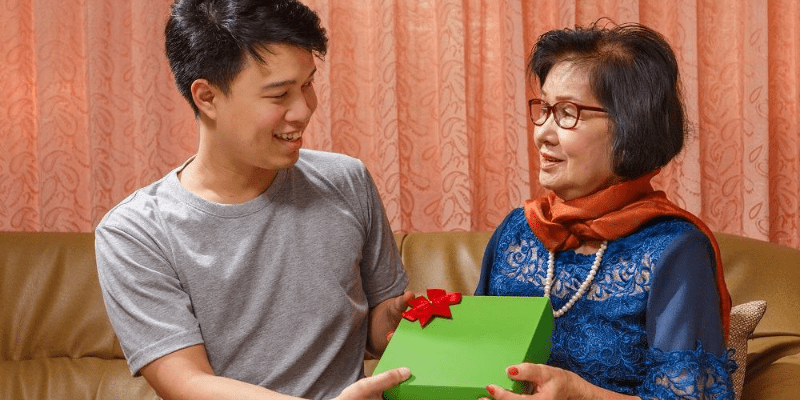 Gợi ý 10 món quà tặng 8/3 cho mẹ vợ