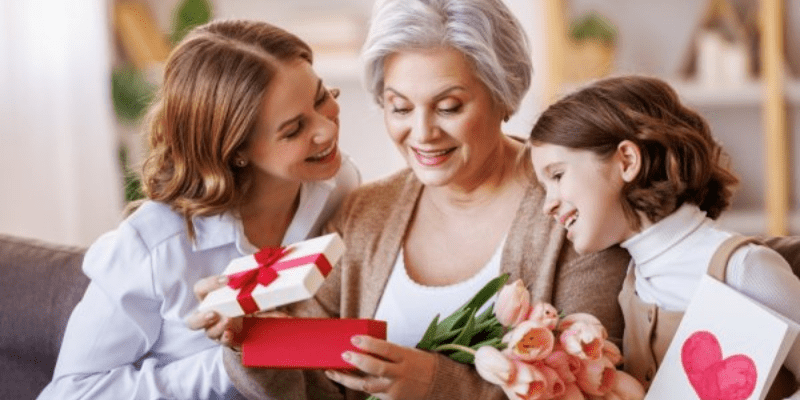 Lưu ý khi tặng quà 8 3 cho người lớn tuổi